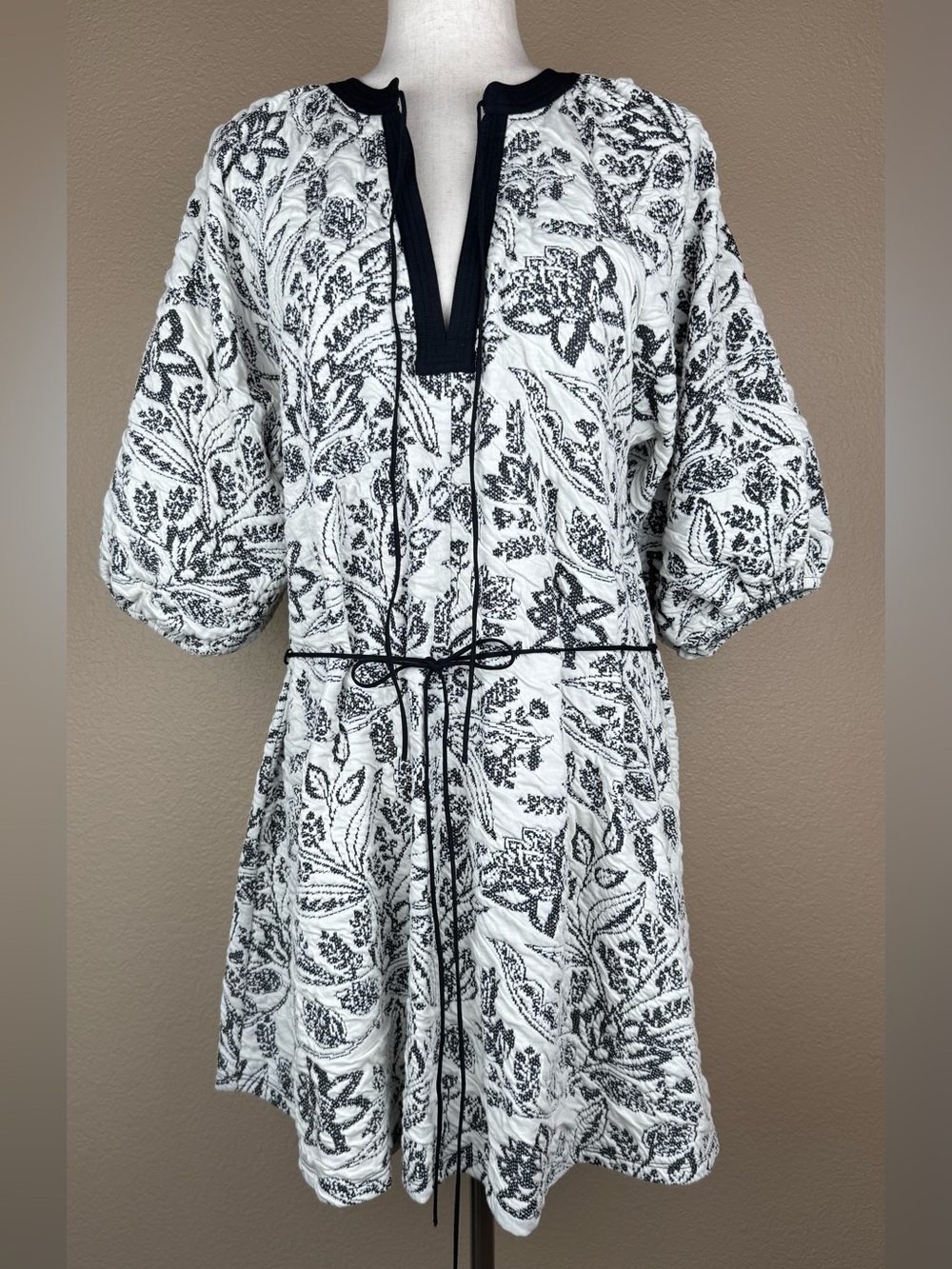 Zara quilted dress. Can be worn with or without tie at the waist. Size Large NWT